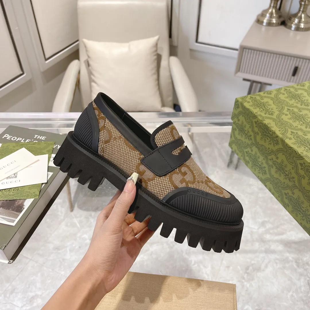 👟👟Ex-factory price 480👟👟 Men's size +10 Gucci's new spring and autumn loafers cleverly use unique design elements to inject fresh vitality into the collection design. Crafted from camel and ebony GG canvas, these stylish unisex loafers feature a new interpretation of the brand's classic monogram pattern for the new season. Camel and ebony GG canvas/imported silk cowhide surface, imported silk cowhide lining Size: Female: 35-42# Male: 39-46#
